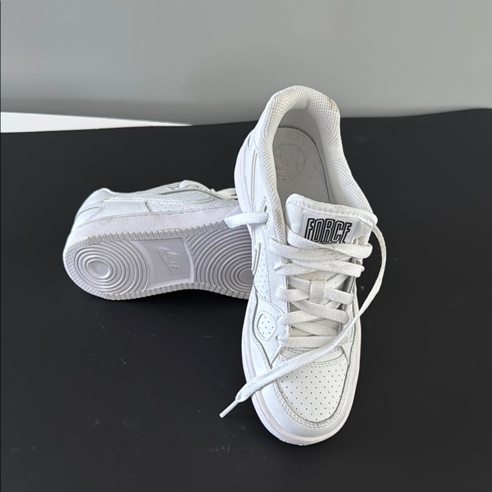 Nike Kids White Sneakers - Picture 1 of 2